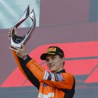 Oscar Piastri celebra como ganador absoluto del gran premio de este domingo 15 de septiembre en Baku.