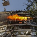 Bomberos de Ucrania intentan mitigar el fuego causado por el ataque ruso.