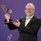 El estadounidense Frederick E.O. Toye posa con el premio que lo reconoce como ganador a la Mejor Dirección de una Serie Dramática por "Shogun".