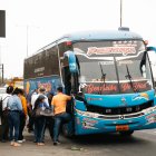 Diferentes ciudadanos llegan a este punto de la vía Perimetral para dirigirse a la costa.