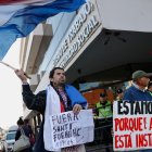 Integrantes del partido político Paraguay Pyahura realizan una manifestación a las afueras del Ministerio de Trabajo