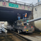 El conductor de un tractor desobedeció el límite de altura del paso deprimido, lo que provocó la ruptura de la tubería de distribución de agua potable.