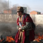 Indígenas bloquean una vía incinerando escombros.