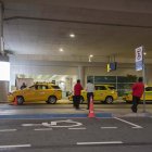 Al interior de la terminal aérea, cooperativas formales dan el servicio de taxi a los pasajeros. Sin embargo, quienes buscan reducir costos optan por tomar autos de aplicaciones.