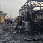 La víctima quedó atrapada en el interior del bus y aunque fue llevado al hospital, debido a la gravedad de sus heridas no resistió.