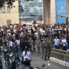 Soldados libaneses y miembros de Hezbolá se reúnen afuera de un hospital donde se transportaba a personas heridas