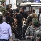 Los paramédicos transportan a una persona herida al Centro Médico de la Universidad Americana de Beirut