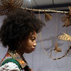 La artista ecuatoriana Judith Requene Hurtado participa en la muestra con la instalación "La danza de los lirios"