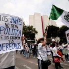 Personas protestan ante la Cámara de Senadores para mostrarse en contra de la reforma judicial