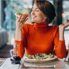¿Quieres saber cómo dejar las dietas y adoptar la alimentación intuitiva? Te explicamos los pasos clave para reconectar con tu cuerpo