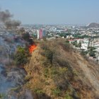 Un incendio se registra en el cerro San Eduardo, en el oeste de Guayaquil, la tarde de este martes 17 de septiembre.