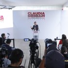 La presidenta electa de México, Claudia Sheinbaum, habla durante una conferencia desde su casa de transición este martes, en la Ciudad de México (México).