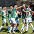 Damián Díaz celebra su gol con sus compañeros en Banfield.