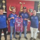 El fichaje de Carlos Castro (gorra) como DT del Quito fue cuestionado al venir de dirigir a Independiente JFA, uno de los descalificados.