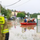 Los rescatistas trabajan en zonas inundadas en Czechowice-Dziedzice, sur de Polonia, el 17 de septiembre de 2024.