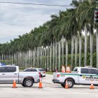 Oficiales del FBI revisan el costado del Trump International Golf Club en West Palm Beach, Florida, EE.UU., 17 de septiembre de 2024.