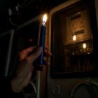 Fotografía de archivo en donde se ve a un ciudadano ecuatoriano revisa un medidor de luz en Quito (Ecuador).