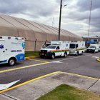 Ambulancias a la espera de uniformados heridos en un ataque a la base militar de Puerto Jordán, en el departamento colombiano de Arauca.