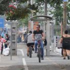 A decir de los ciclistas, uno de los problemas que experimentan es que en las ciclovía ya construidas estén habilitadas también aceras y hasta paraderos de buses.