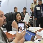 La presidenta de la comisión, la correísta Pamela Aguirre, se retiró de la mesa legislativa al conocer del cambio del orden del día.
