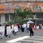 Trabajadores de prestadores externos protestan en las afueras del IESS.