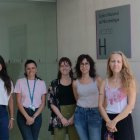 Autoras de la investigación a las puertas del Centro Nacional de Microbiología del Instituto de Salud Carlos III de Madrid