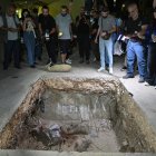 La gente observa hueco donde soldados del ejército libanés hicieran estallar un dispositivo de comunicación, en Beirut.