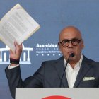 Jorge Rodriguez, de la Asamblea Nacional, sostiene un documento supuestamente firmado por el candidato de la oposición, este miércoles en Caracas (Venezuela).
