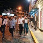 De izq. a der. Pedro Tapia, presidente del GAD Cumbayá; en el centro, Pabel Muñoz y Paola Romero.