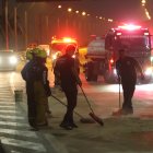 Limpieza de combustible regado en el puente de la Unidad Nacional.