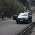 El auto quedó detenido sobre la avenida Pichincha, luego del ataque armado en el sector de El Trébol, centro de Quito.