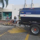 Tanqueros abasteciendo a instituciones.