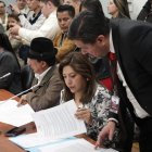 La asambleísta oficialista Inés Alarcón acudió a la mesa de Fiscalización para presentar las nuevas firmas de respaldo, que no fueron rechazadas.