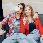 Los cigarrillos electrónicos o vapeadores son muy populares entre los jóvenes