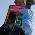 El momento en que se ubicó el sello de clausurado a los radares.