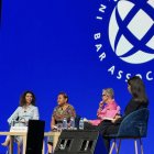 Ciudad de México. Almudena Arpón de Mendívil (izq.), junto a Rigoberta Menchú, en la cita internacional.