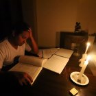 Hugo Alfonso encendió velas para estudiar la madrugada de este jueves 19 de septiembre, durante el apagón en Guayaquil.