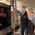 Control. Un técnico de Arcsa revisa el cumplimiento de las normas de higiene.