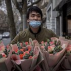 Shanghaii (China), 08/03/2021.- Un hombre con ramos de flores camina por la calle en Shanghai, China, 08 de marzo de 2021. El 08 de marzo se conmemora el Día Internacional de la Mujer para celebrar la igualdad de derechos de género. En China desde 2014, las mujeres tienen derecho a medio día libre. El tema del Día Internacional de la Mujer para 2021 es "Elige desafiar", lo que indica que el mundo desafiado es un mundo alerta. EFE / EPA / ALEX PLAVEVSKI |



Shanghaii (China), 08/03/2021.- A man carrying flower bouquets walks on the street in Shanghai, China, 08 March 2021. International Women"s Day is marked on 08 March to celebrate gender equal rights. In China since 2014, women are entitled to a half-day off work. International Women"s Day Theme for 2021 is "Choose to Challenge,"¬ù which indicates that the challenged world is an alert world. EFE/EPA/ALEX PLAVEVSKI