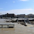 Restos de madera y ramas de árboles aparecen atrapados en un muelle en el desbordado río Danubio en el centro de Budapest, Hungría, el 20 de septiembre de 2024.
