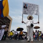 AME974. CALI (COLOMBIA), 19/09/2024.- Una mujer sostiene un cartel durante una marcha en apoyo al gobierno del presidente de Colombia, Gustavo Petro, este jueves en Cali (Colombia). EFE/ Ernesto Guzmán
