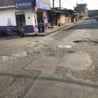 Hoyos. Este es el panorama en prácticamente toda la ciudadela: calles con baches y con asfalto desgastado hace años.