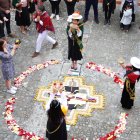 Ceremonial. Las reinas de las comunidades indígenas levantan sus ofrendas en honor a la Pachamama, en la celebración reciente.