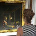 Una mujer observa una de las piezas expuestas en la exposición que los Foros de Roma han dedicado a Penélope.