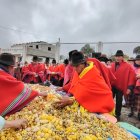 Latacunga. En la pampamesa todos aportan con alimentos. Se colocan papas, mellocos, habas y tostado.