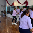En la Casa Somos de Cotocollao, algunas adultas mayores son parte de las clases de baile. El envejecimiento activo es una forma de prevenir el Alzheimer.