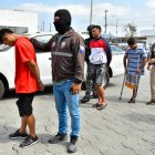 Un hombre en muletas, entre los tres detenidos por asesinato en el suburbio de Guayaquil.