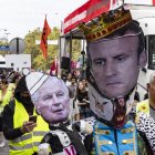 Manifestantes sostienen un cartel del primer ministro Michel Barnier y del presidente francés Emmanuel Macron durante una protesta en París, este sábado 21 de septiembre.