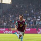 Jeremy Sarmiento destacó en el triunfo de Burnley.