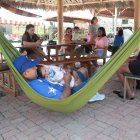 Una familia disfruta de un día de campo en la vía a la costa, cerca de la ciudad de Guayaquil.